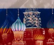 Кремль на фоне флага РФ
